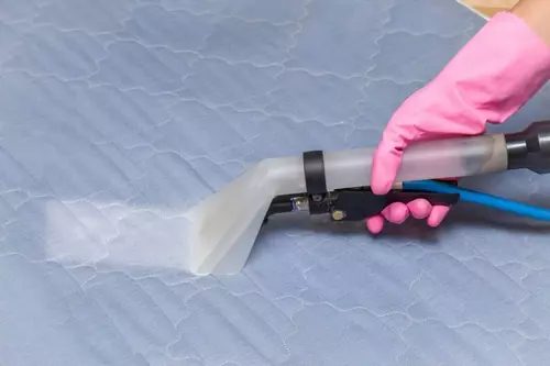 curatarea unui matras albastru